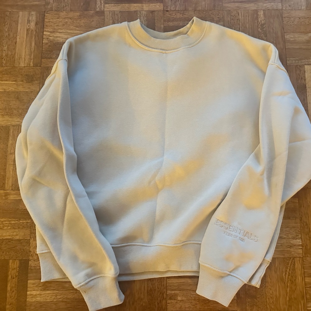 Essentials light khaki, crewneck sweatshirt cropped.